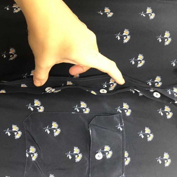 Victoria Beckham Silk Daisy Print Shirt Navy 6 - Picture 8 of 16